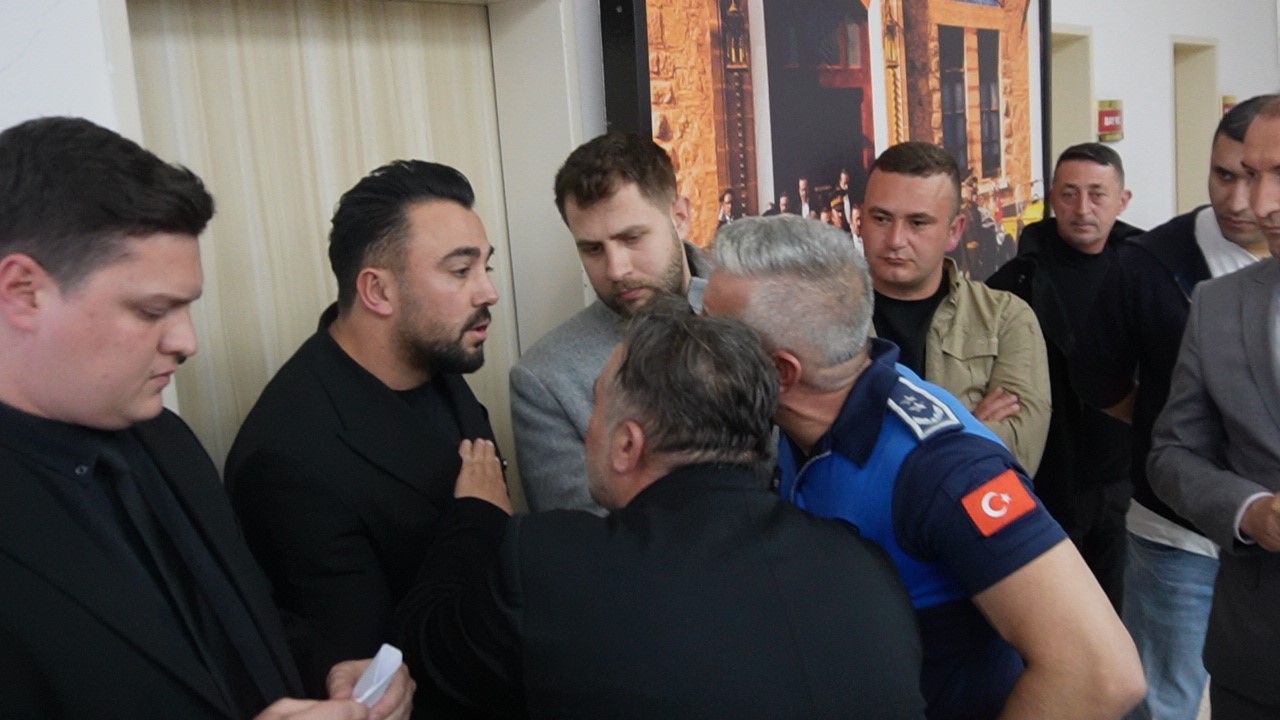 Minibüsçüler belediye meclisini bastı, ortalık gerildi