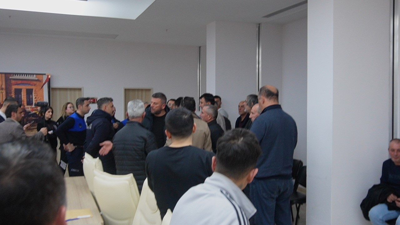 Minib&uuml;s&ccedil;&uuml;ler belediye meclisini bastı, ortalık gerildi
