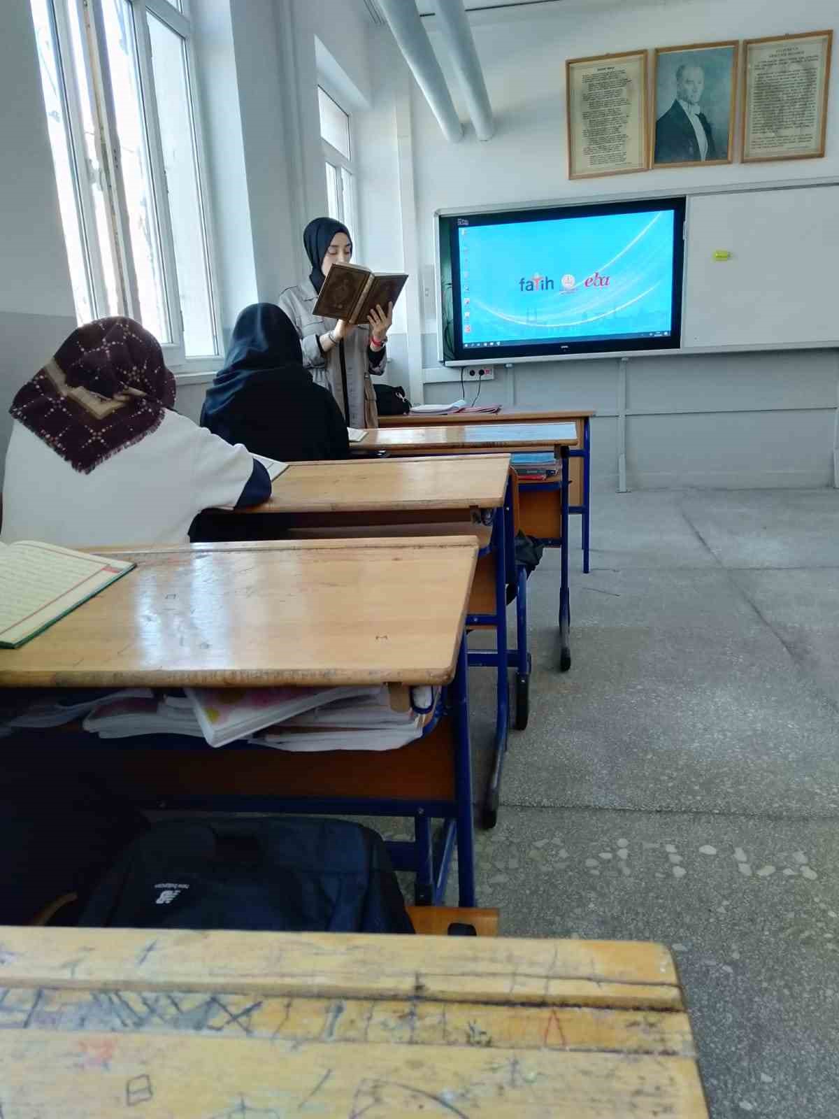 &Ccedil;ifteler&rsquo;de &ouml;ğrencilerin Kur&rsquo;an-ı Kerim mukabelesi
