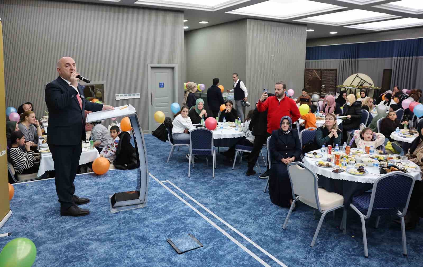 Yetim ve öksüz çocuklar için iftar sofrası kuruldu
