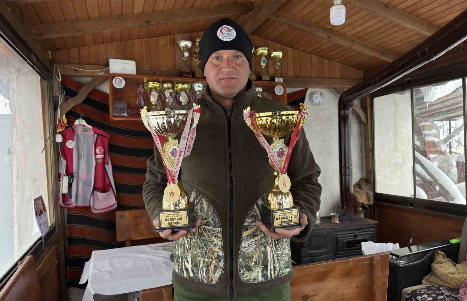 &Ouml;ğretmenliktin vazge&ccedil;ti, av k&ouml;peği eğitiyor
