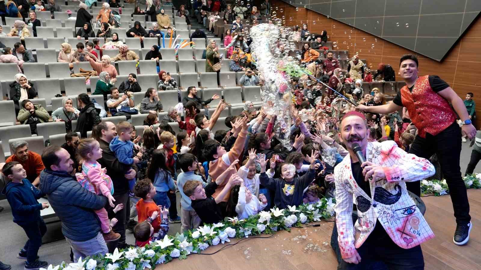 Çocuklar Hacivat ve Karagöz ile kahkahaya boğuldu
