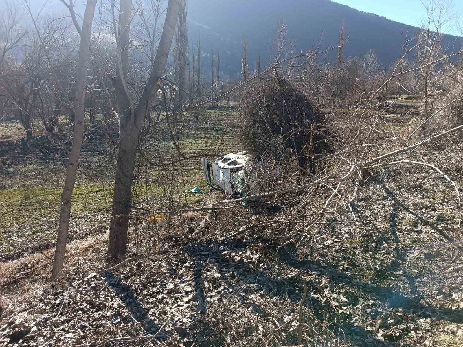 Bolu&rsquo;da hafif ticari ara&ccedil; şarampole u&ccedil;tu: 2 yaralı
