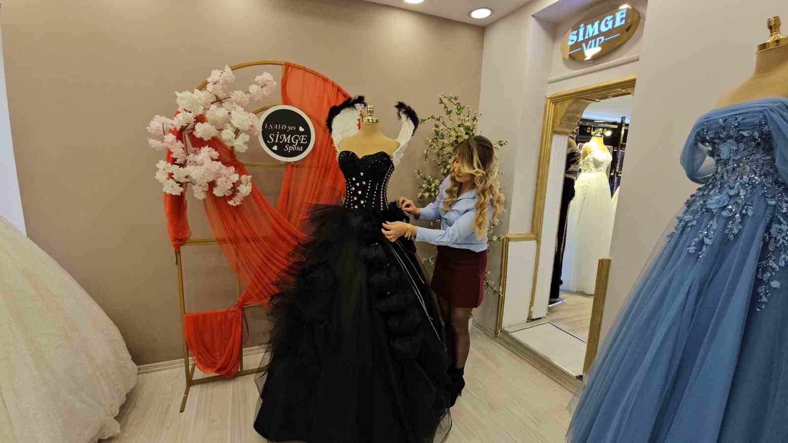 Kadına şiddete dikkat &ccedil;ekmek i&ccedil;in 8 Mart&rsquo;a &ouml;zel siyah gelinlik tasarladı
