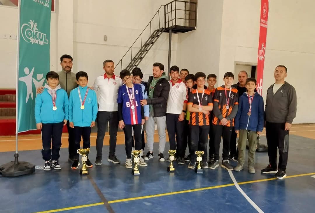 Cumhuriyet Ortaokulu flor korling dalında birinci oldu