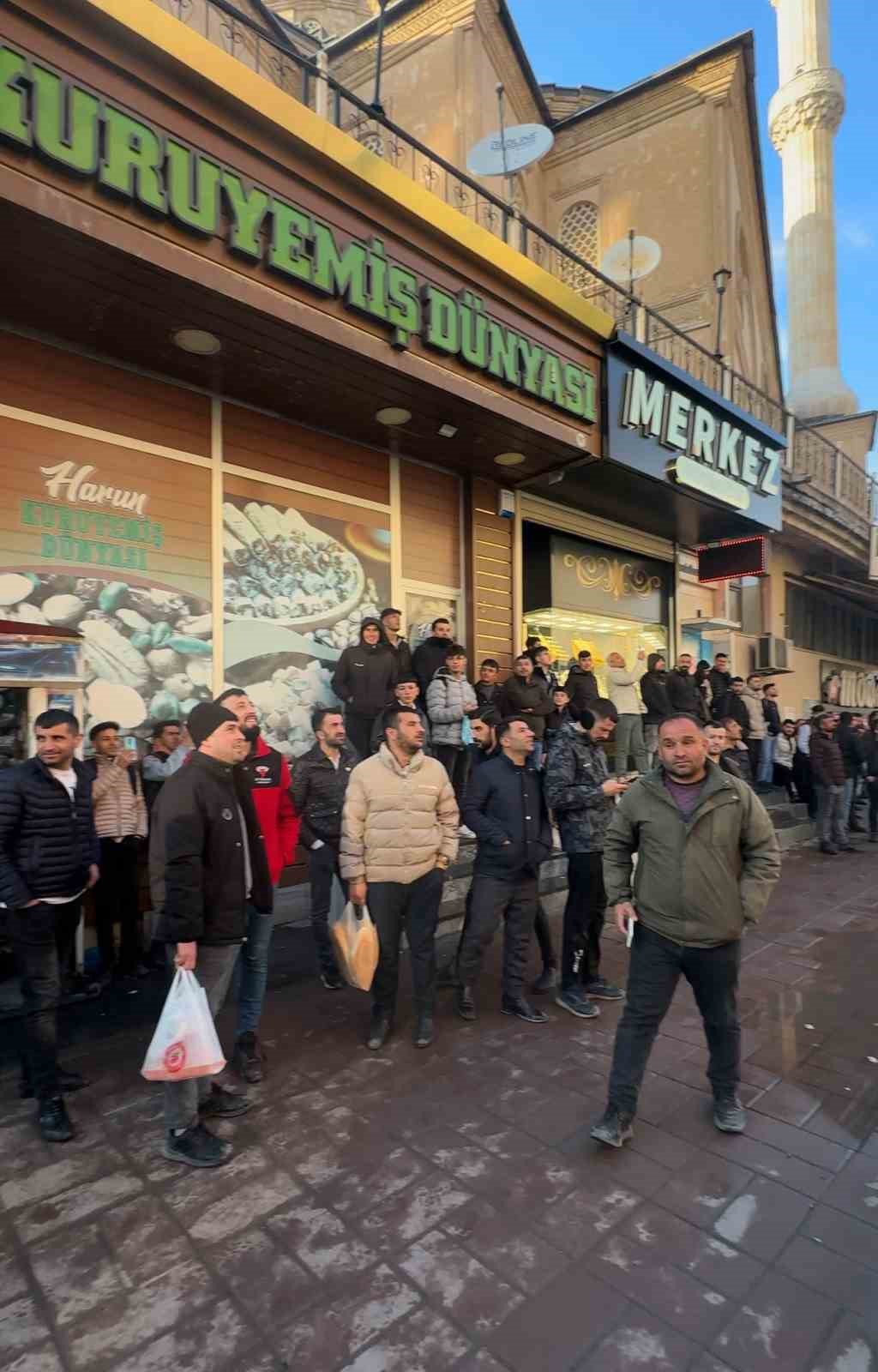 İntihar girişiminde bulunan vatandaşı İlçe Emniyet Müdürü ikna etti