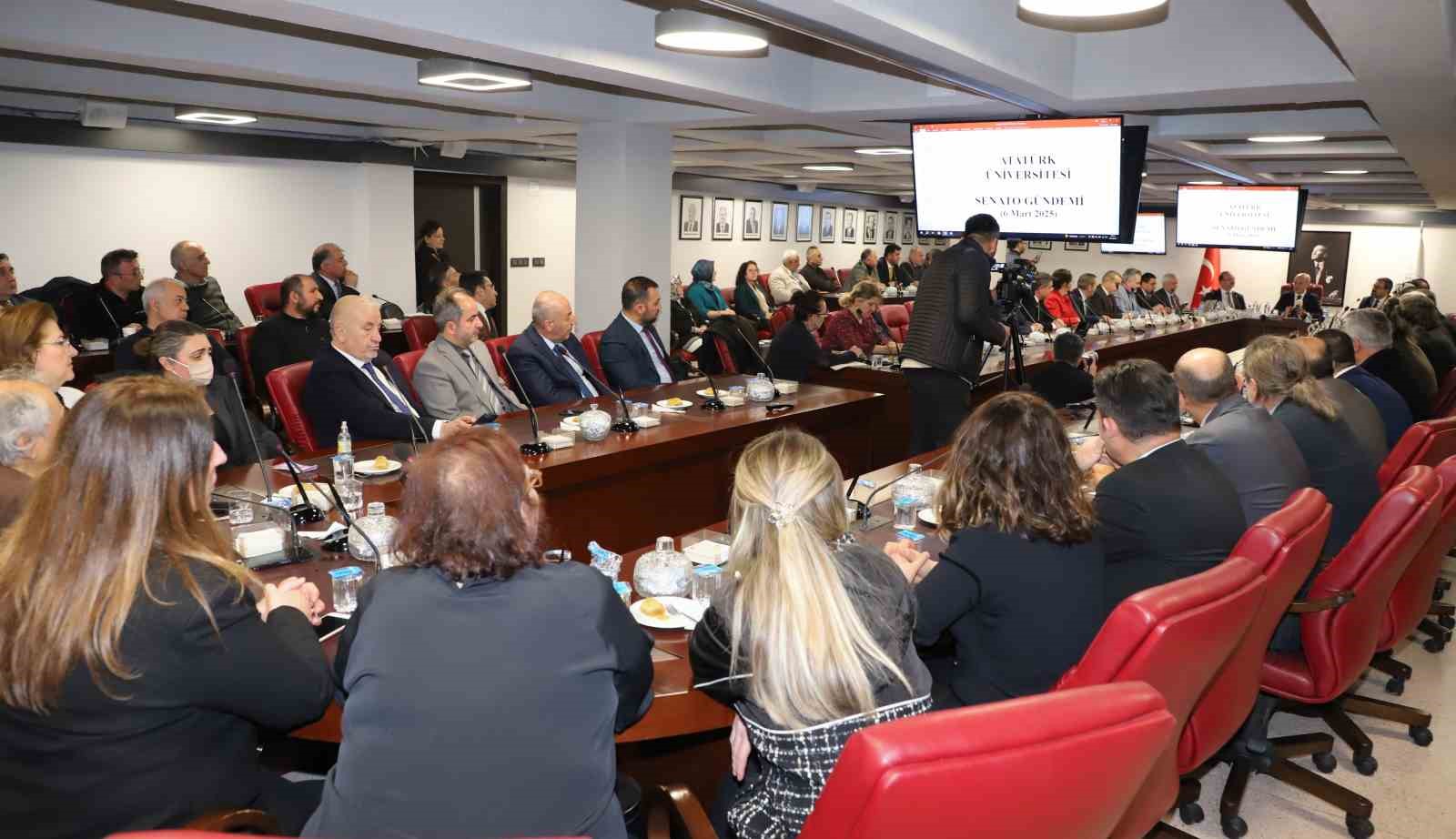 YÖK Başkanı Özvar ile 16 üniversitenin rektörü Atatürk Üniversitesi ev sahipliğinde bir araya geldi