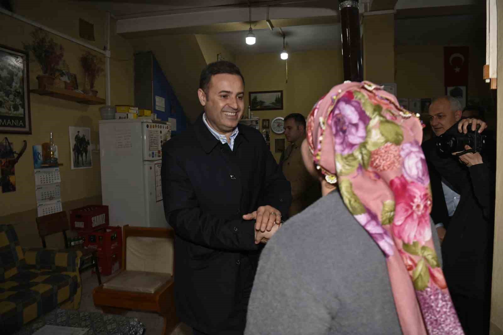 Başkan Ahmet Akın&rsquo;dan k&ouml;ylere &ccedil;ıkarma
