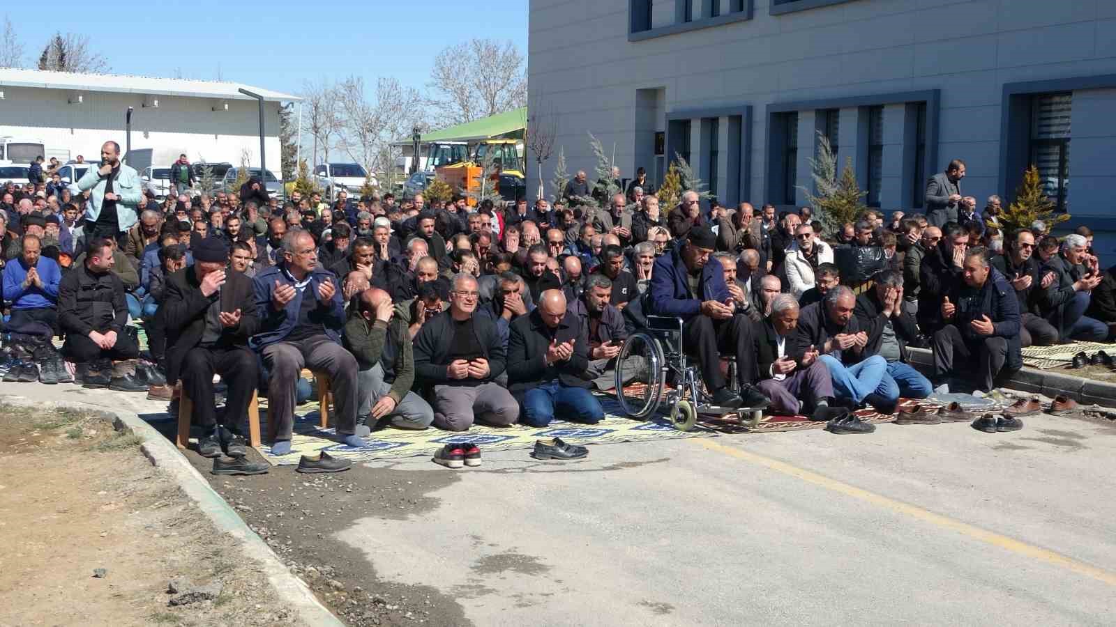 Deprem bölgesi Malatya’da Ramazan’ın ilk cuma namazı kılındı