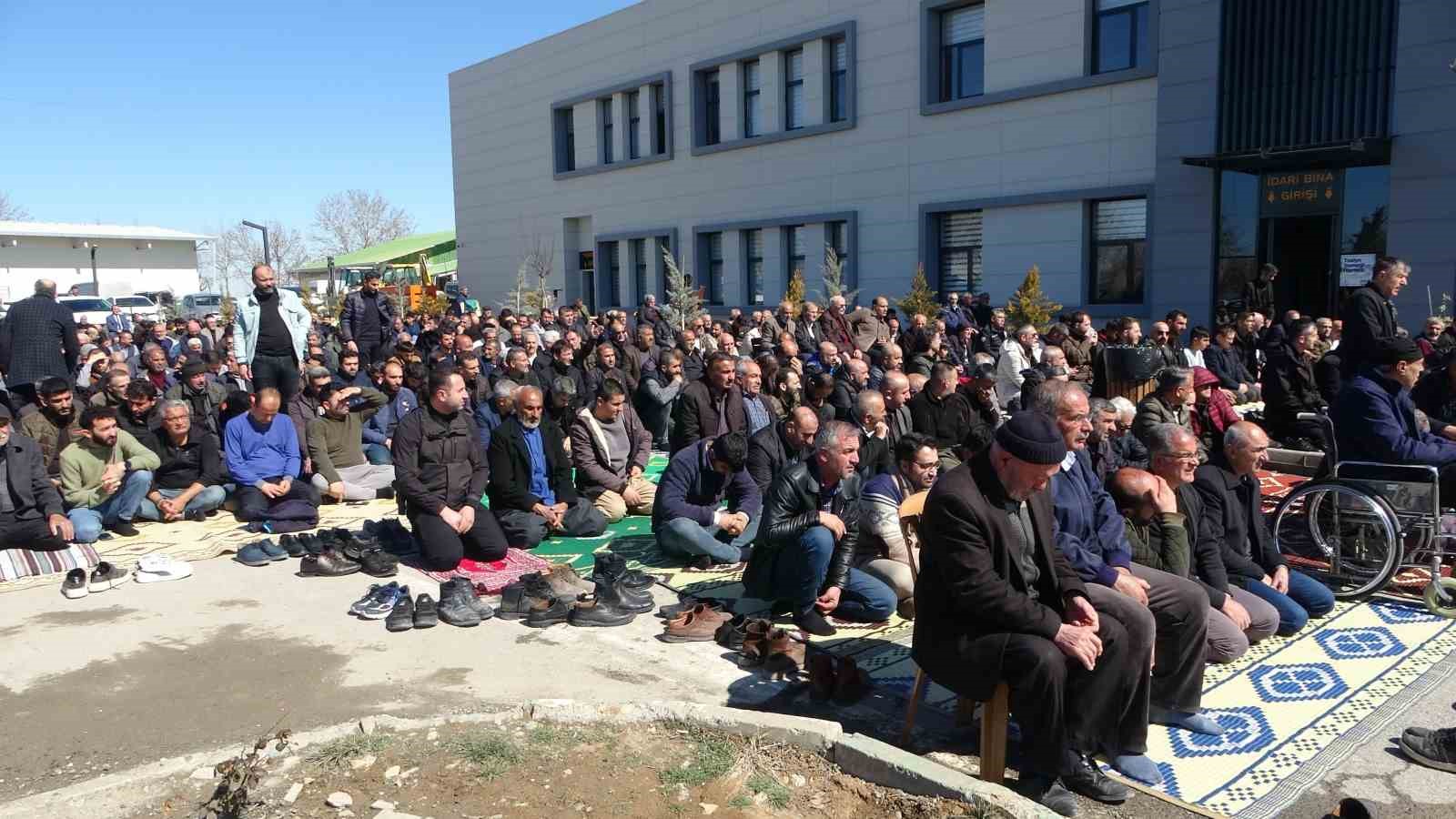 Deprem b&ouml;lgesi Malatya&rsquo;da Ramazan&rsquo;ın ilk cuma namazı kılındı
