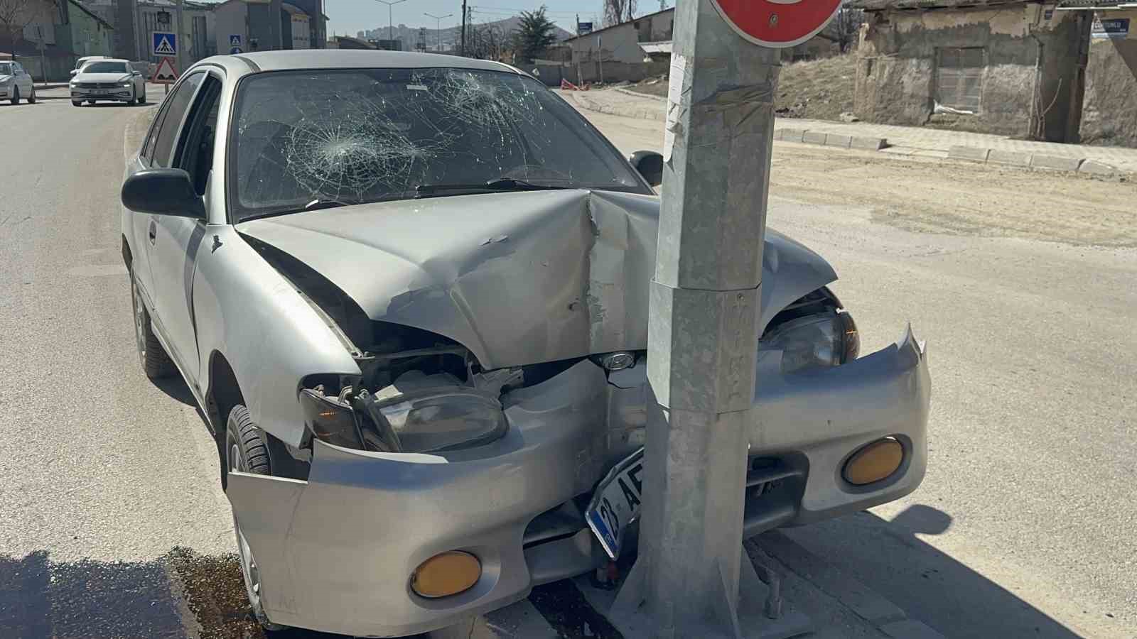 Elazığ’da trafik kazasında 3 kişi yaralandı - İHA