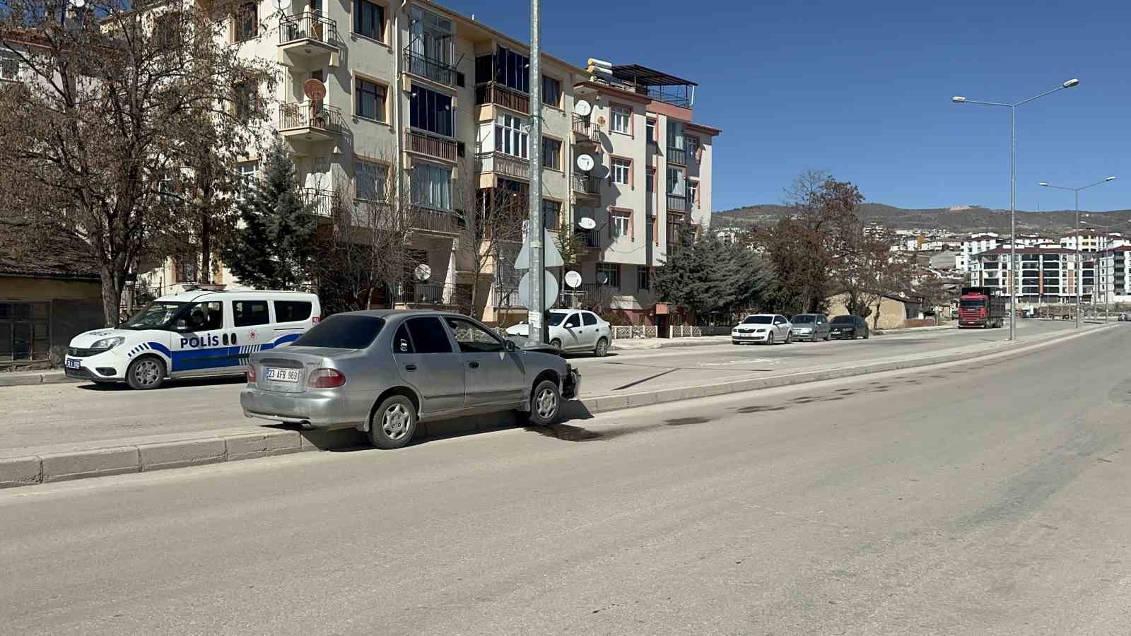 Elazığ&rsquo;da trafik kazası: 3 yaralı
