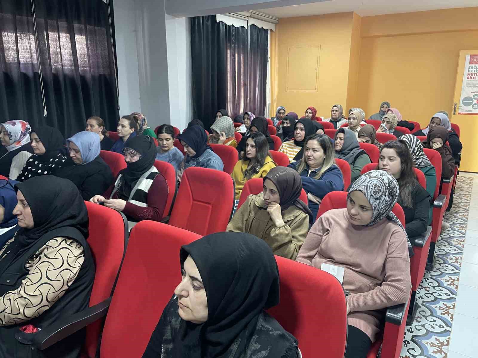Malazgirt&rsquo;te "Aile İ&ccedil;i Şiddet ve Erken Yaşta Evlilik" semineri
