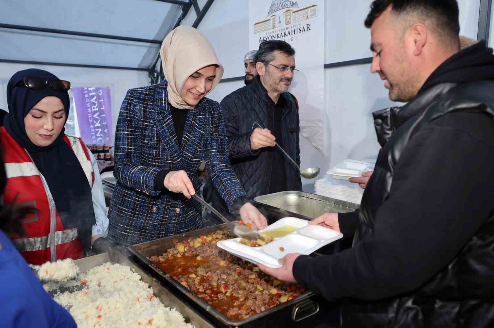 Vali Yiğitbaşı vatandaşlara iftar yemeğini elleriyle servis etti
