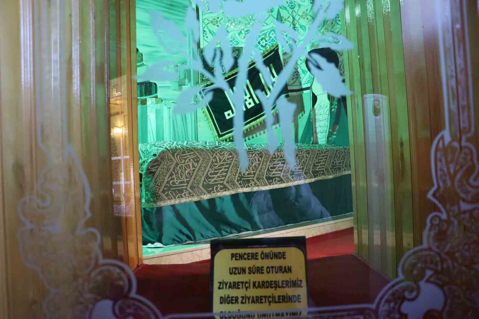 U&ccedil;urumun kıyısındaki camide, Ramazanın ilk Cuma namazı
