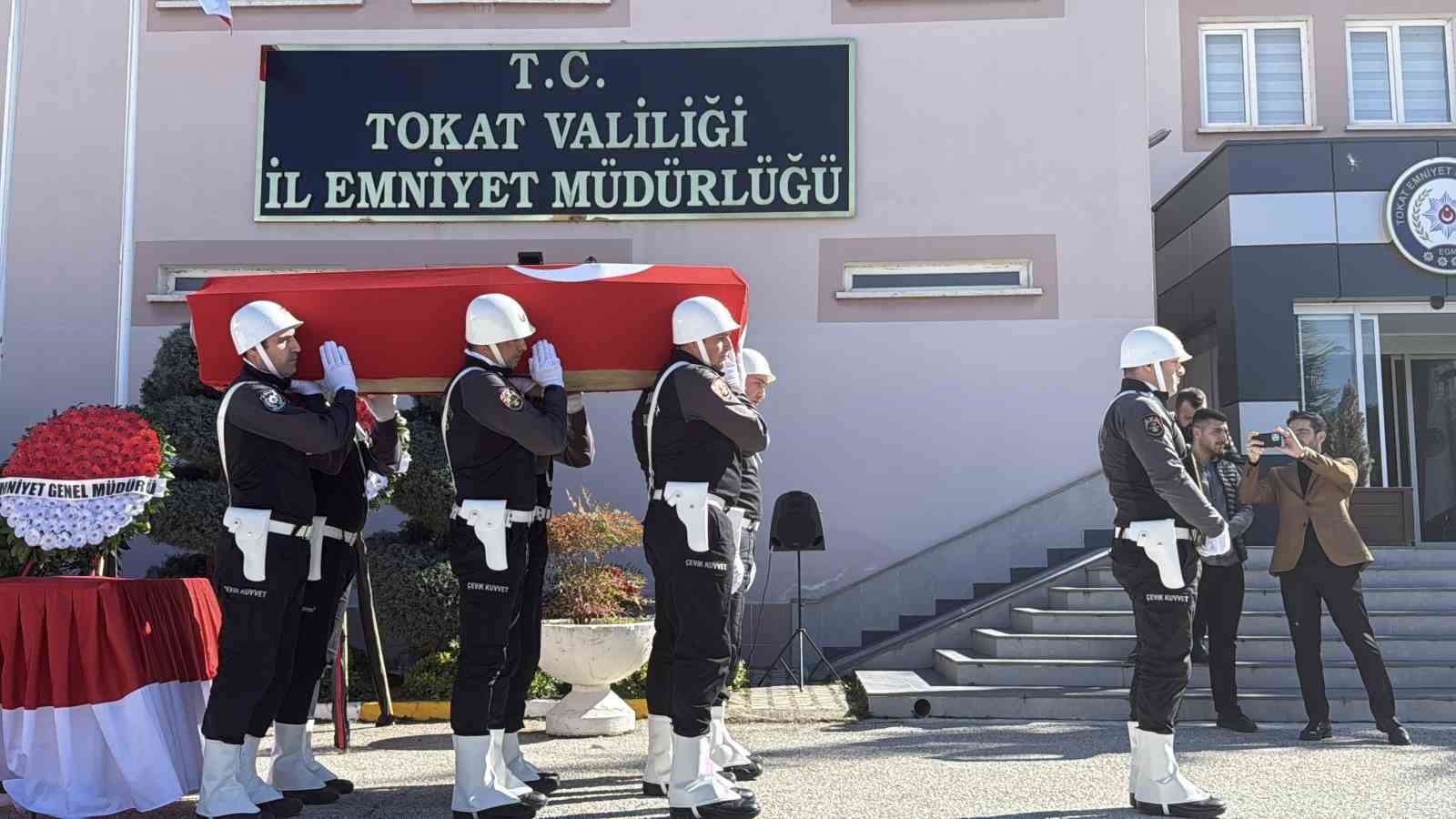 Beyin kanaması sonucu hayatını kaybeden polis memuru i&ccedil;in t&ouml;ren d&uuml;zenlendi
