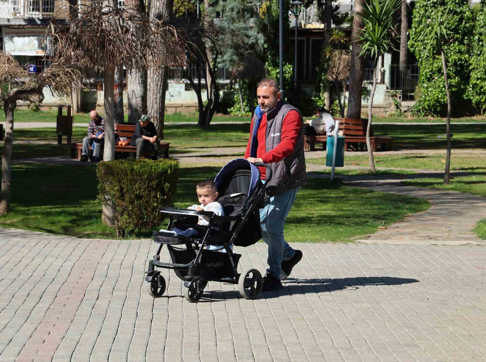 Adana&rsquo;da termometreler 29 dereceyi g&ouml;sterdi
