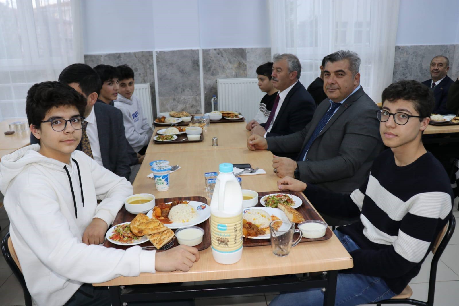 Kaya öğrencilerle iftar yaptı