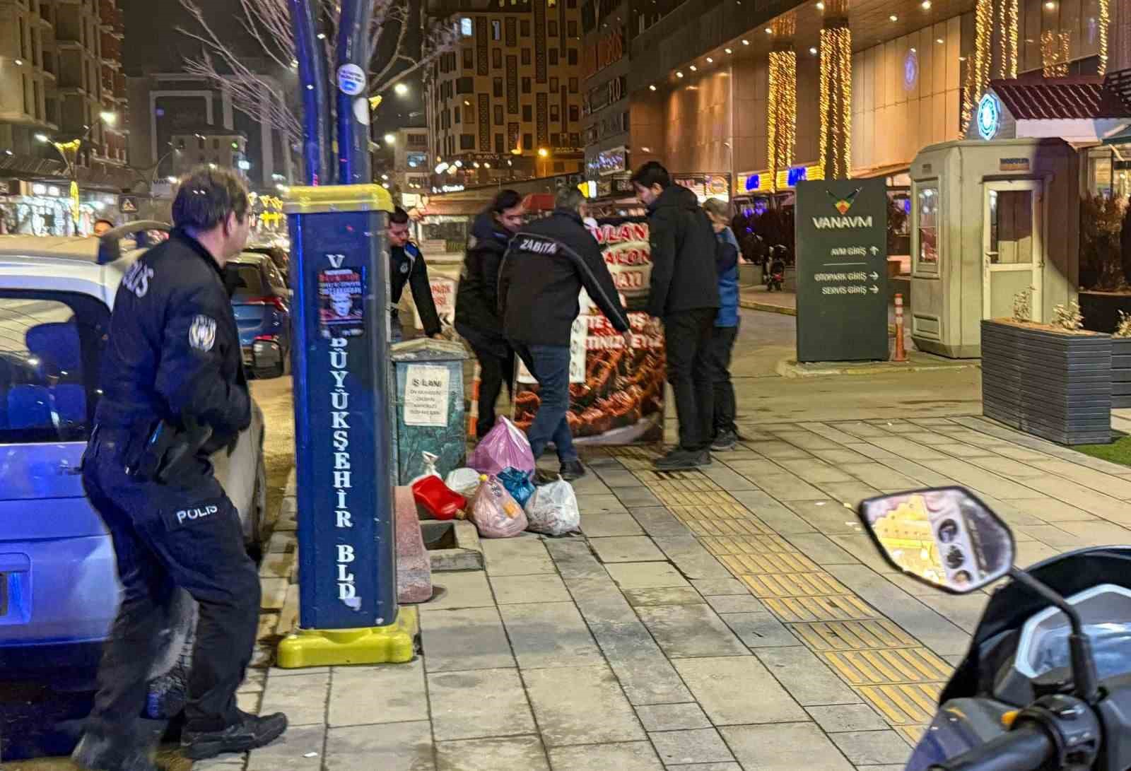 B&uuml;y&uuml;kşehir zabıtası kaldırım işgaline son veriyor
