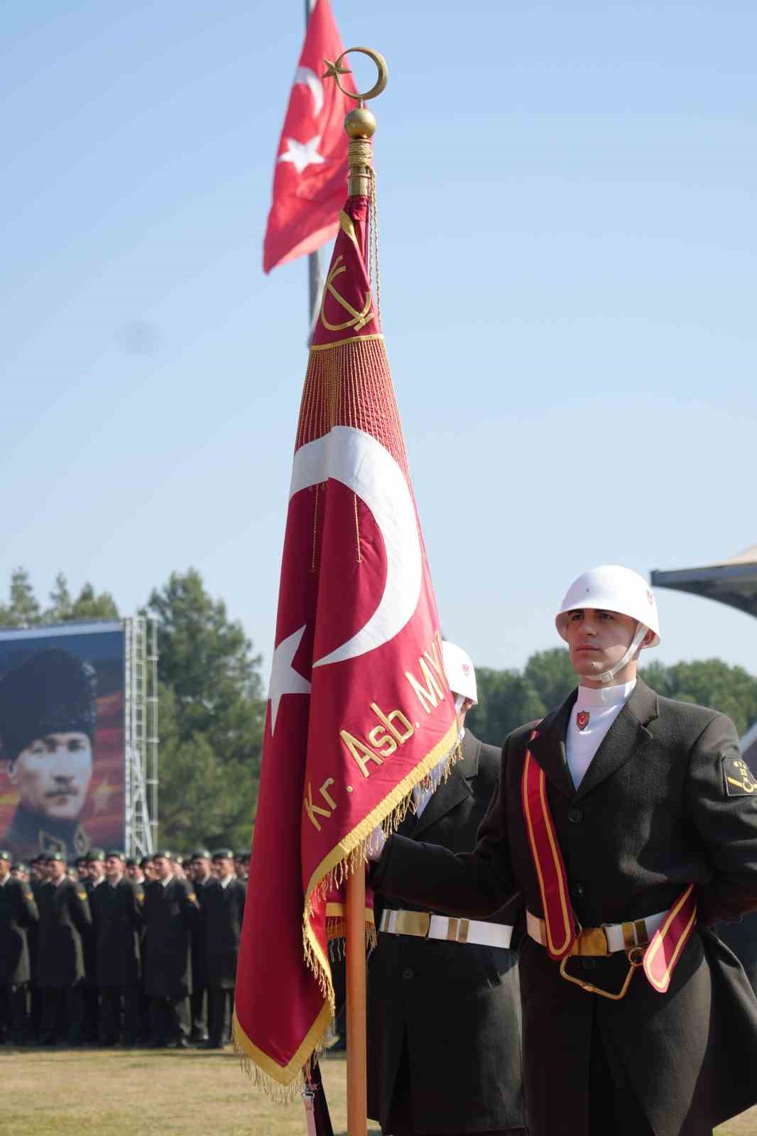 Bakan G&uuml;ler, yeni mezun olan astsubaylara ve ailelerine seslendi
