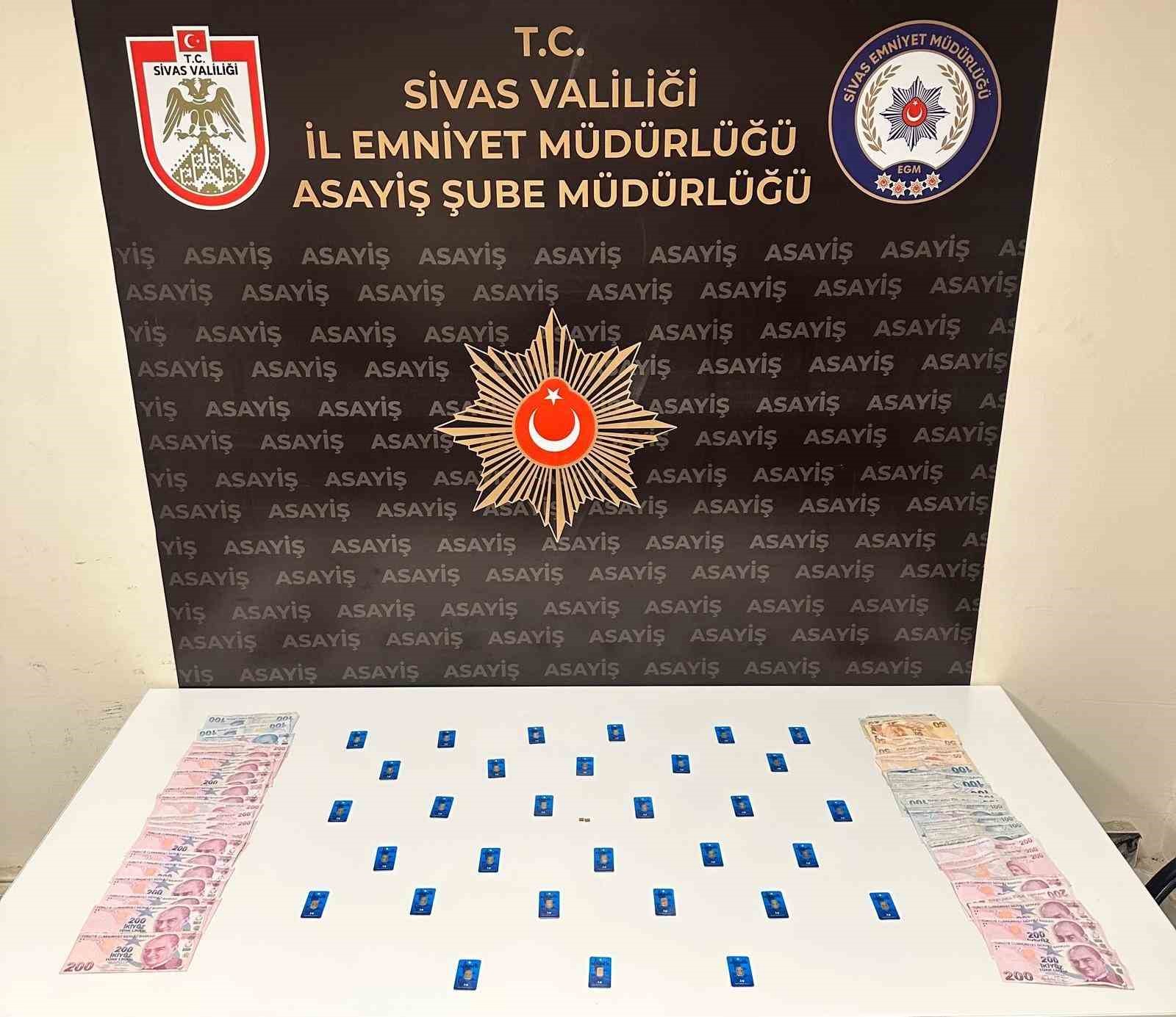 Sahte altın satışı i&ccedil;in Sivas&rsquo;a geldiler, polise yakalandılar
