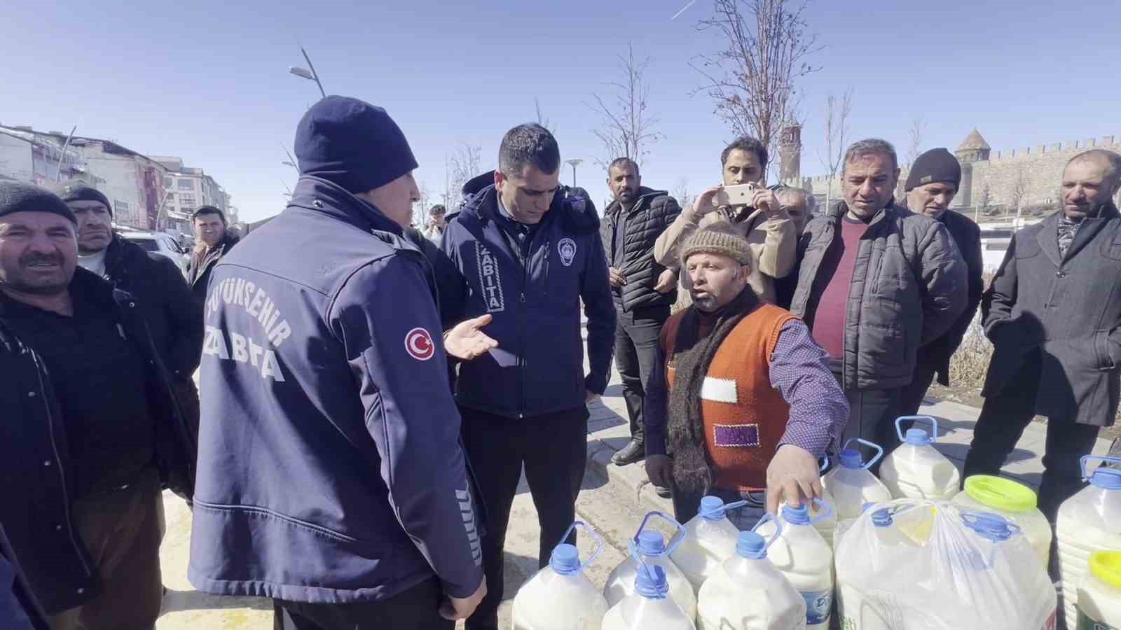 Süt üreticileri mandıracıların tekeline tepki için bedava süt dağıttı
