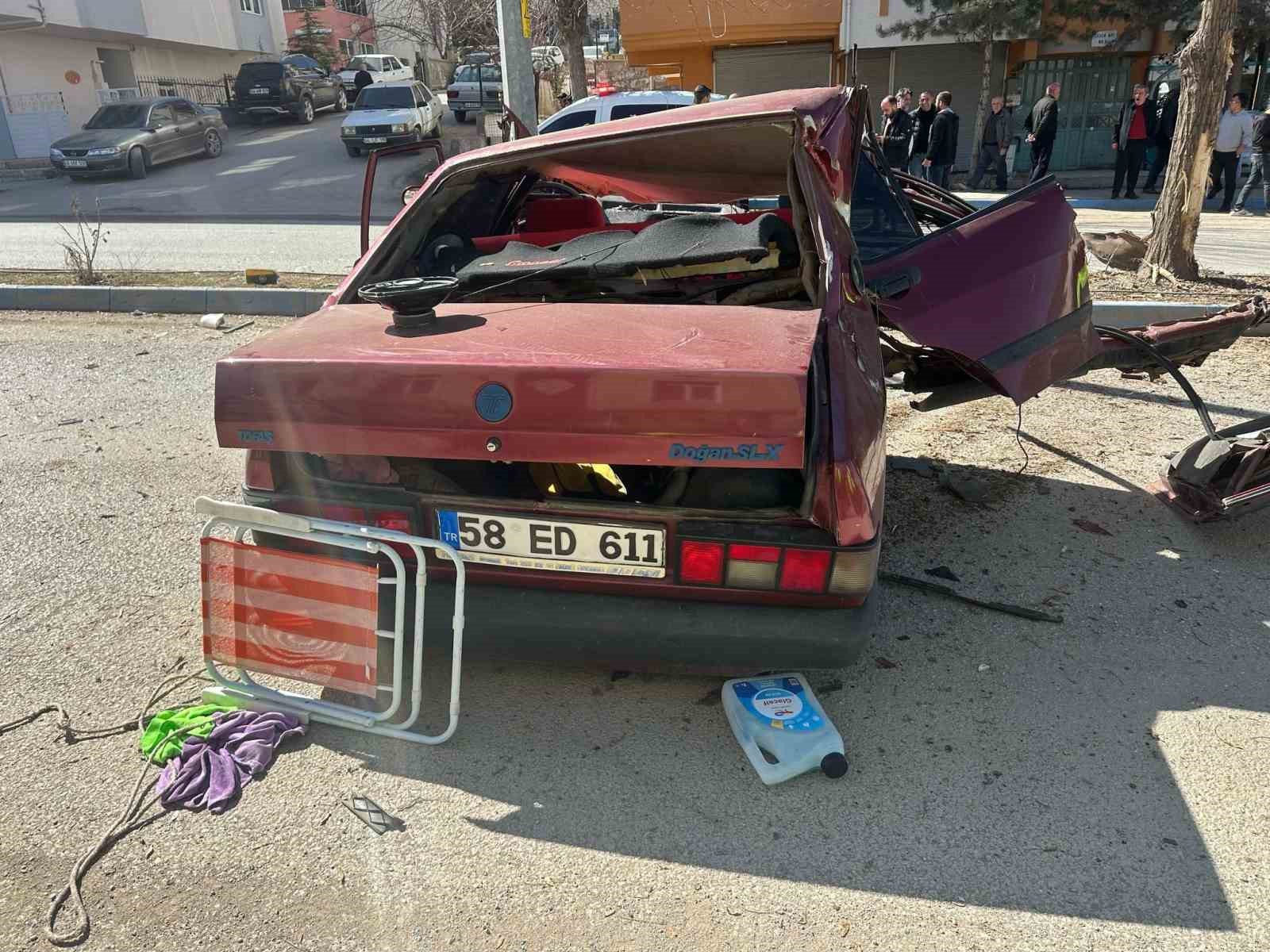 Refüje çarpan Tofaş hurdaya döndü: 1 ölü, 1 yaralı