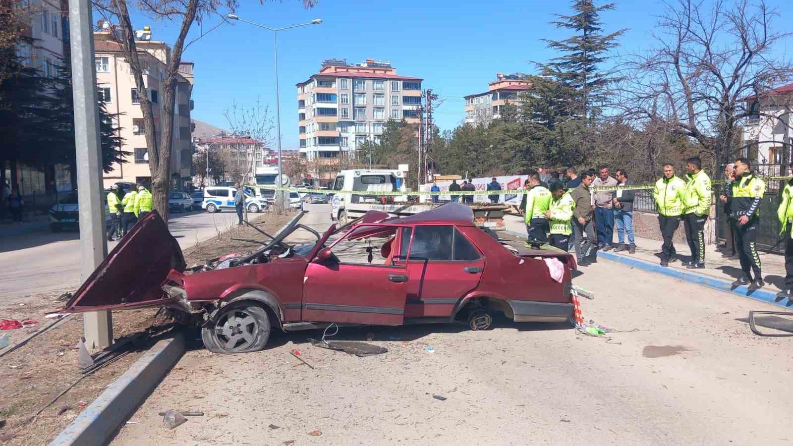Ref&uuml;je &ccedil;arpan Tofaş hurdaya d&ouml;nd&uuml;: 1 &ouml;l&uuml;, 1 yaralı
