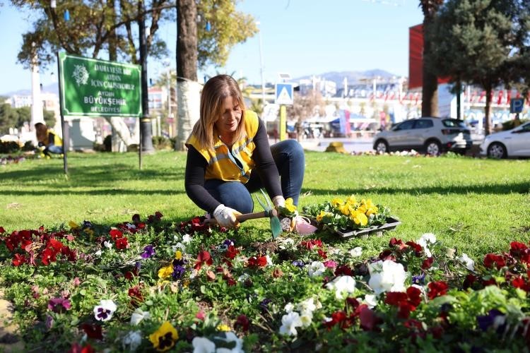 Başkan Çerçioğlu kadınlar ile ele ele veriyor, Aydın rengarenk çiçekler ile süsleniyor