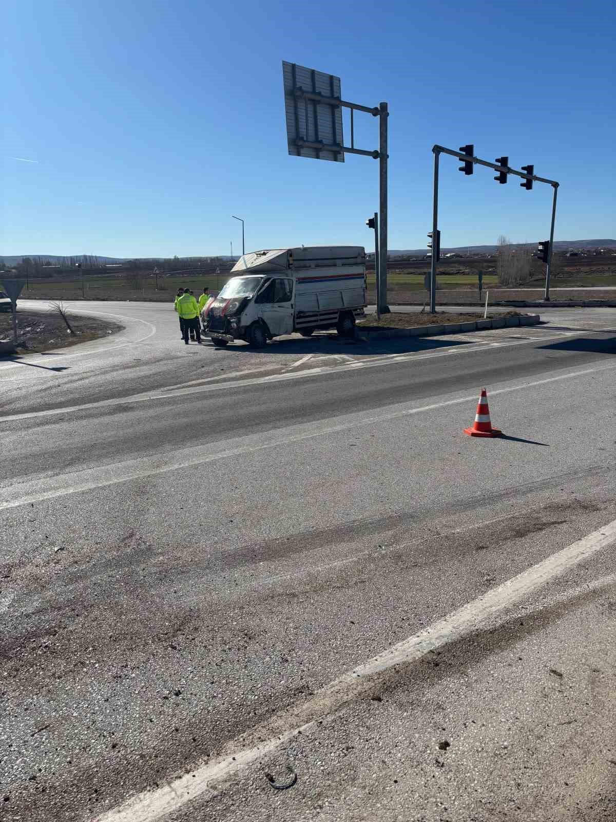 &Ccedil;orum&rsquo;da iki kamyonet &ccedil;arpıştı: 3 yaralı
