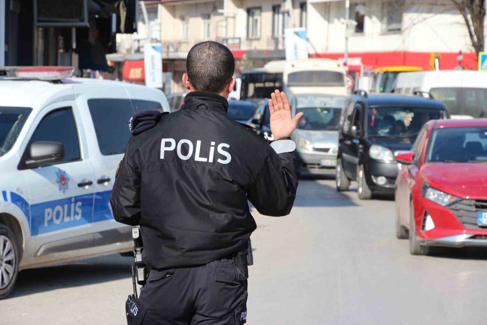 Başkasının ehliyeti ile trafiğe &ccedil;ıkan s&uuml;r&uuml;c&uuml; polisten ka&ccedil;amadı
