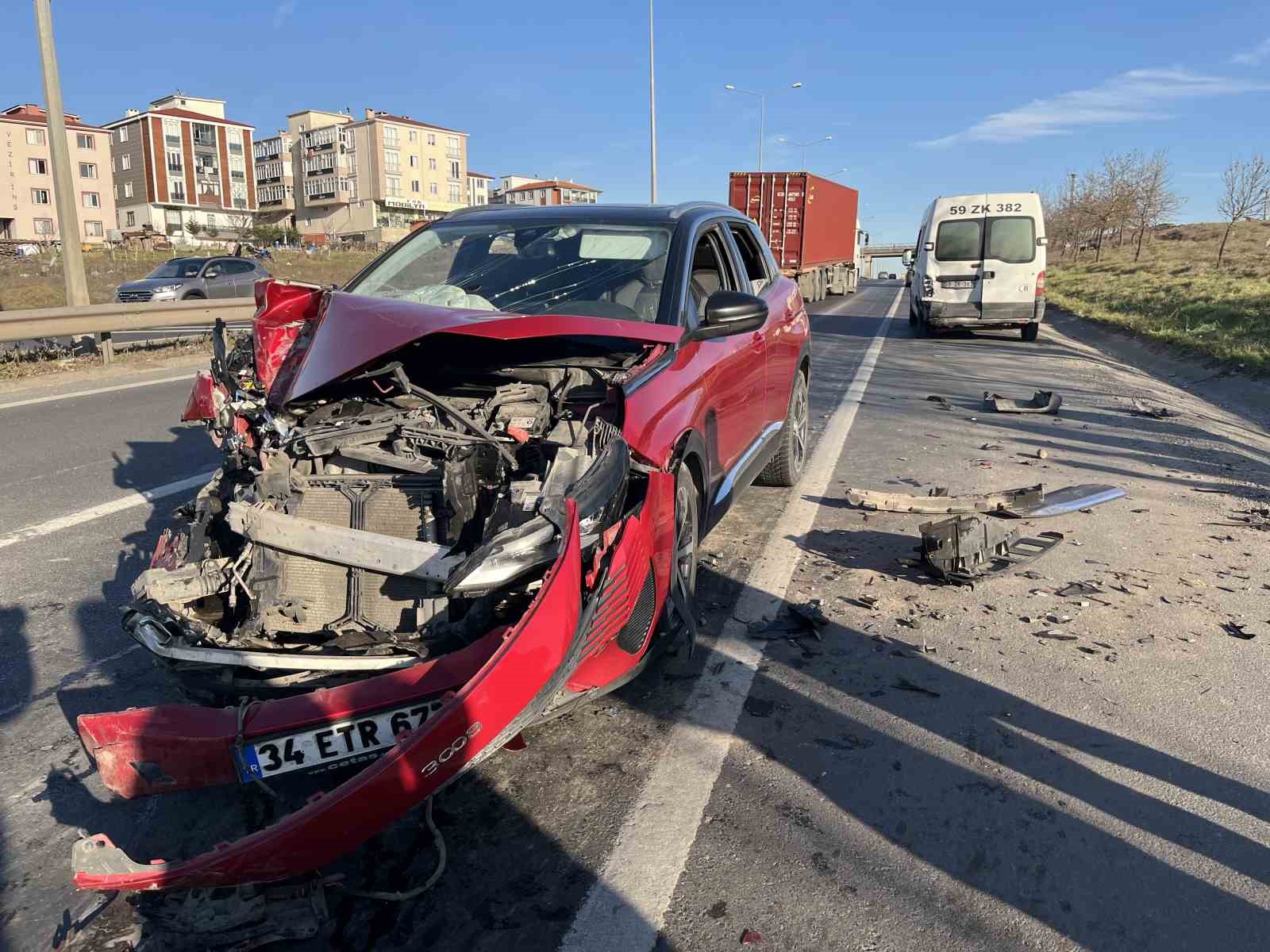 Hurdaya d&ouml;nen otomobilden yara almadan &ccedil;ıktı, g&ouml;zyaşlarını tutamadı
