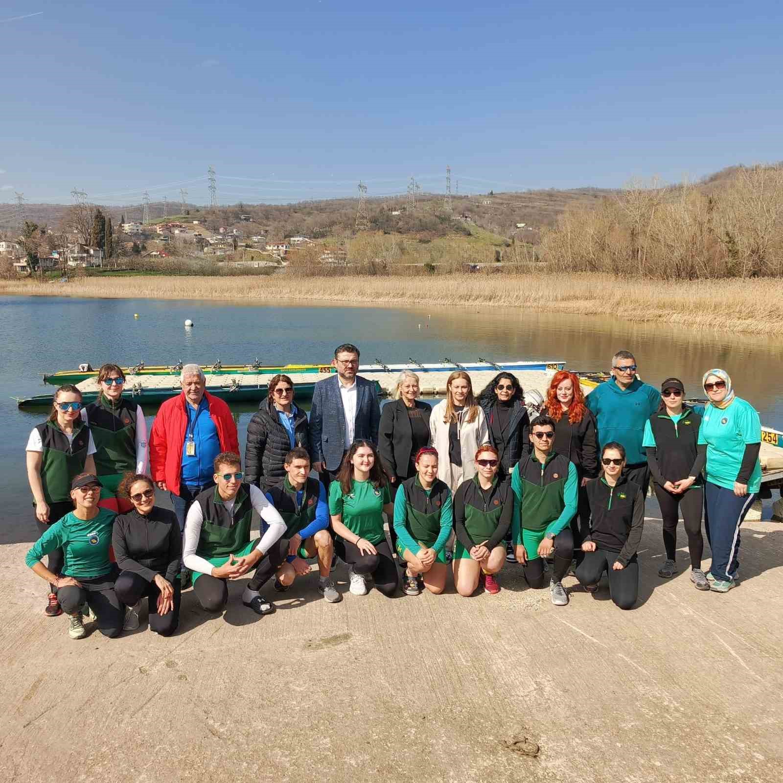 Kadın gazeteciler 8 Mart etkinliğinde kürek çekti
