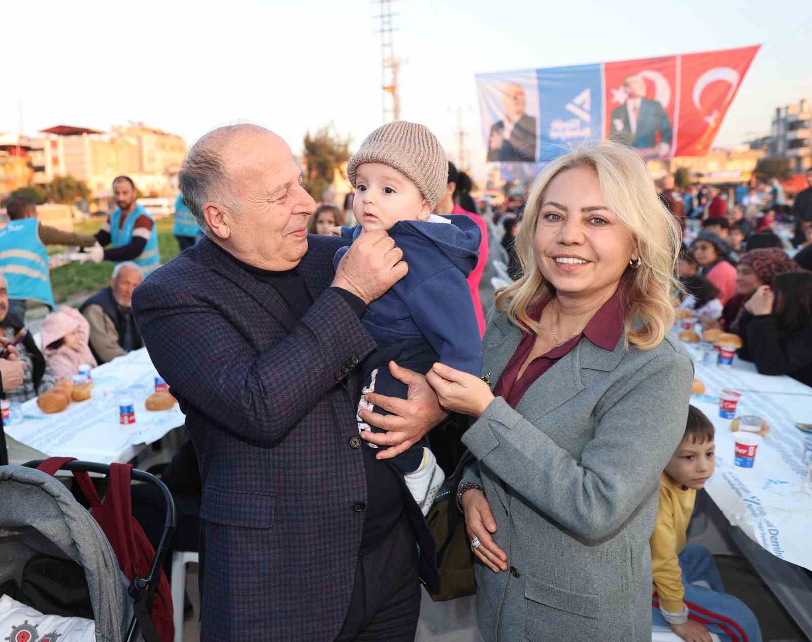 Yüreğir Belediyesi iftar sofralarında binlerce kişiyi ağırlıyor