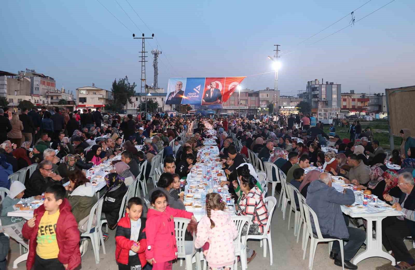 Y&uuml;reğir Belediyesi iftar sofralarında binlerce kişiyi ağırlıyor
