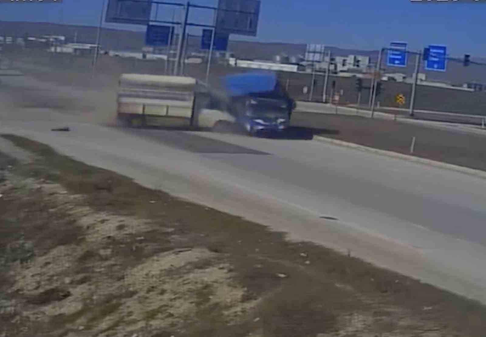 Çorum’da 3 kişinin yaralandığı kaza kamerada