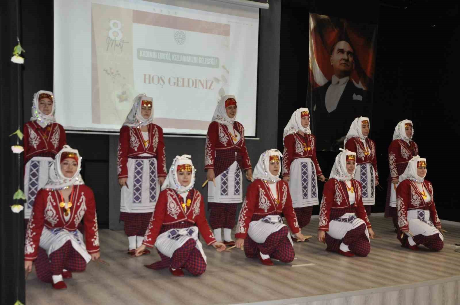 "Kadının Emeği, Kızlarımızın Geleceği" programı yoğun ilgi gördü