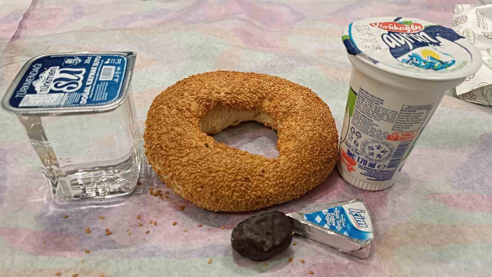 Kütahya’da hurma, su, ayran, peynir ve simitle iftar