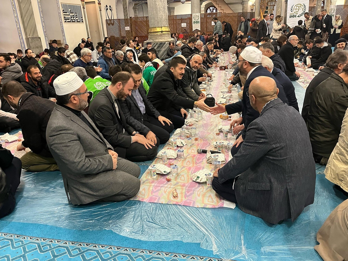 K&uuml;tahya&rsquo;da hurma, su, ayran, peynir ve simitle iftar
