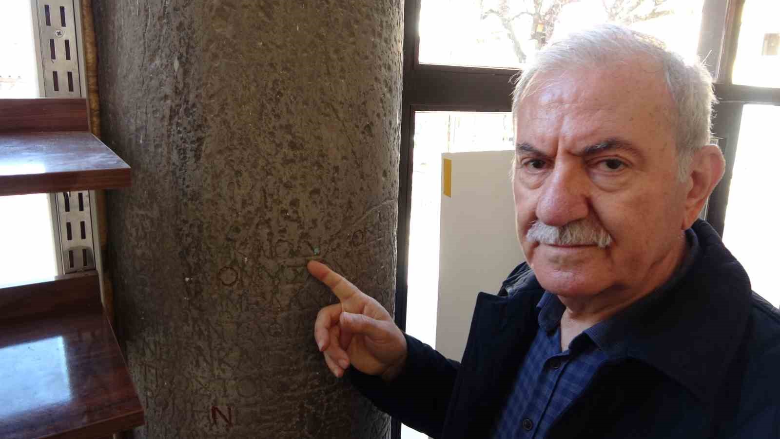 Kütahya Karagöz Ahmet Paşa Camii’nde sütun üzerinde onurlandırma kitabesi bulundu