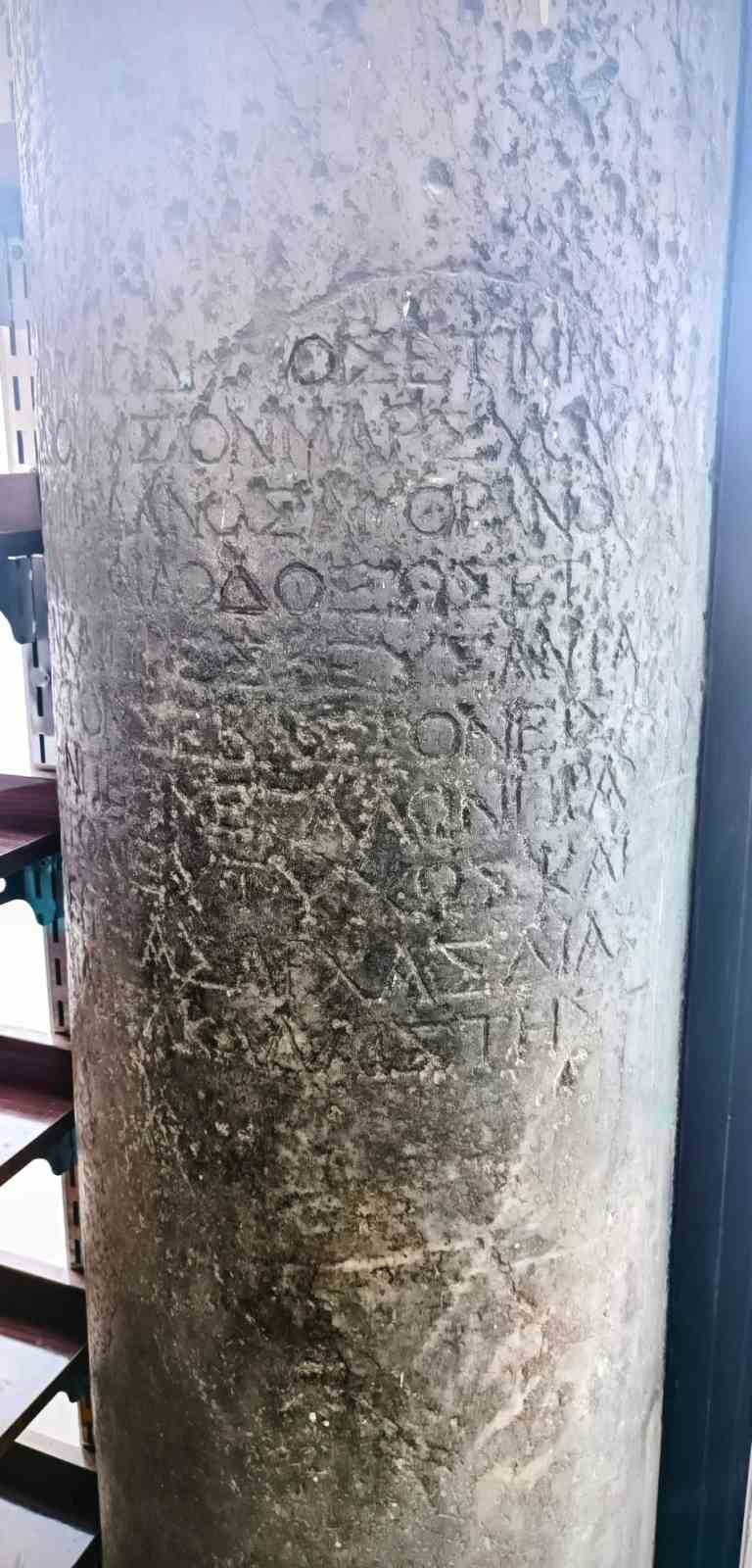 K&uuml;tahya Karag&ouml;z Ahmet Paşa Camii&rsquo;nde s&uuml;tun &uuml;zerinde onurlandırma kitabesi bulundu
