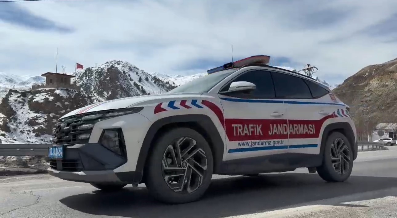 Y&uuml;ksekova&rsquo;da sivil jandarma ekipleri yolcu gibi minib&uuml;slere binerek denetim ger&ccedil;ekleştirdi
