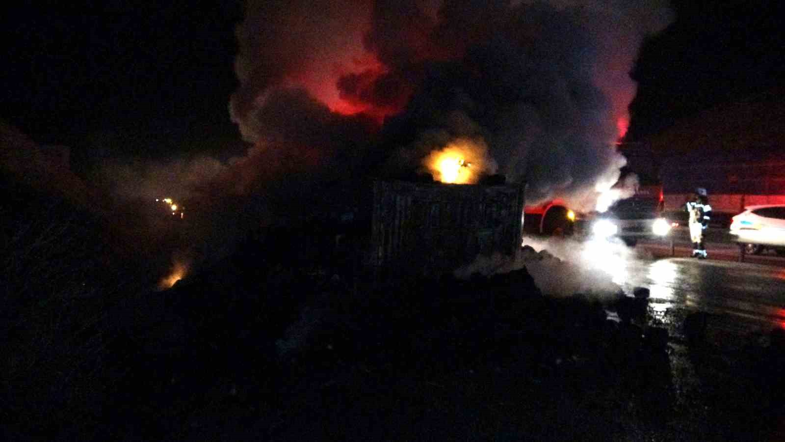 Kütahya’da seyir halindeki iplik yüklü tırda çıkan yangın güçlükle söndürüldü