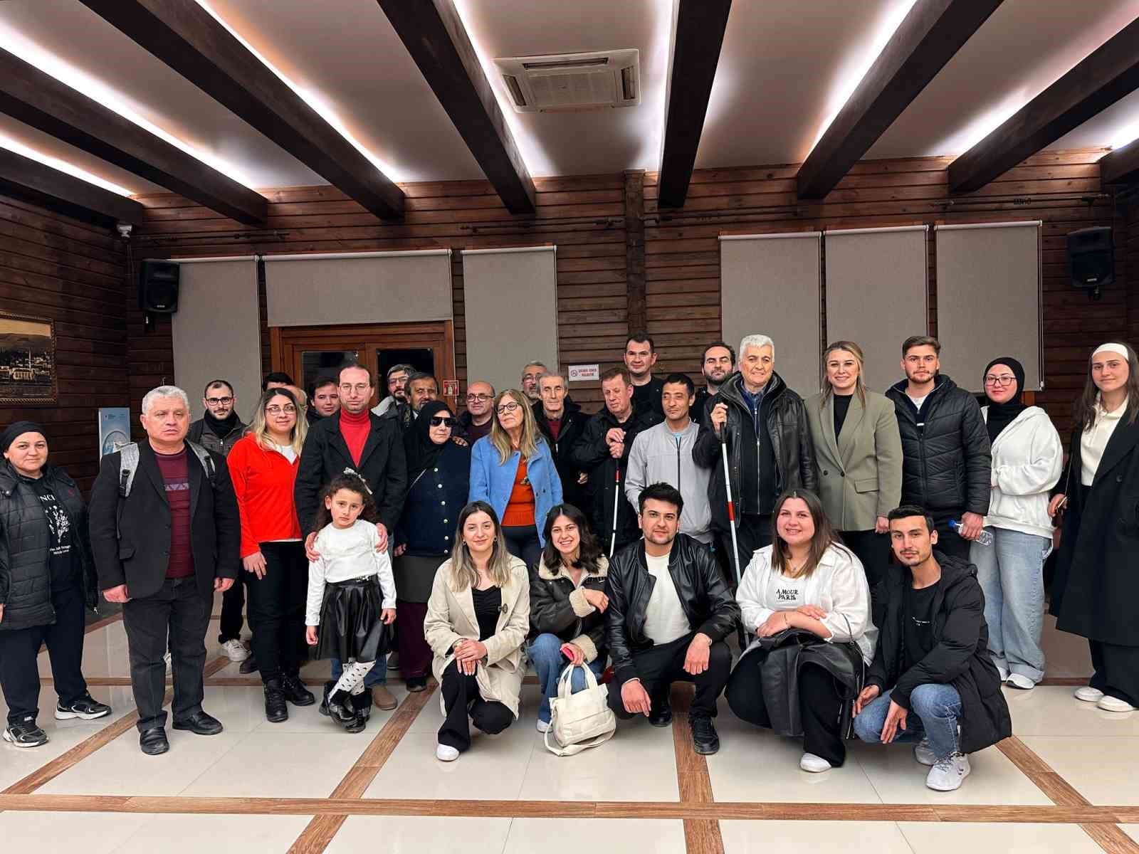 Görme engelli gençler ve üniversite öğrencileri iftarda buluştu