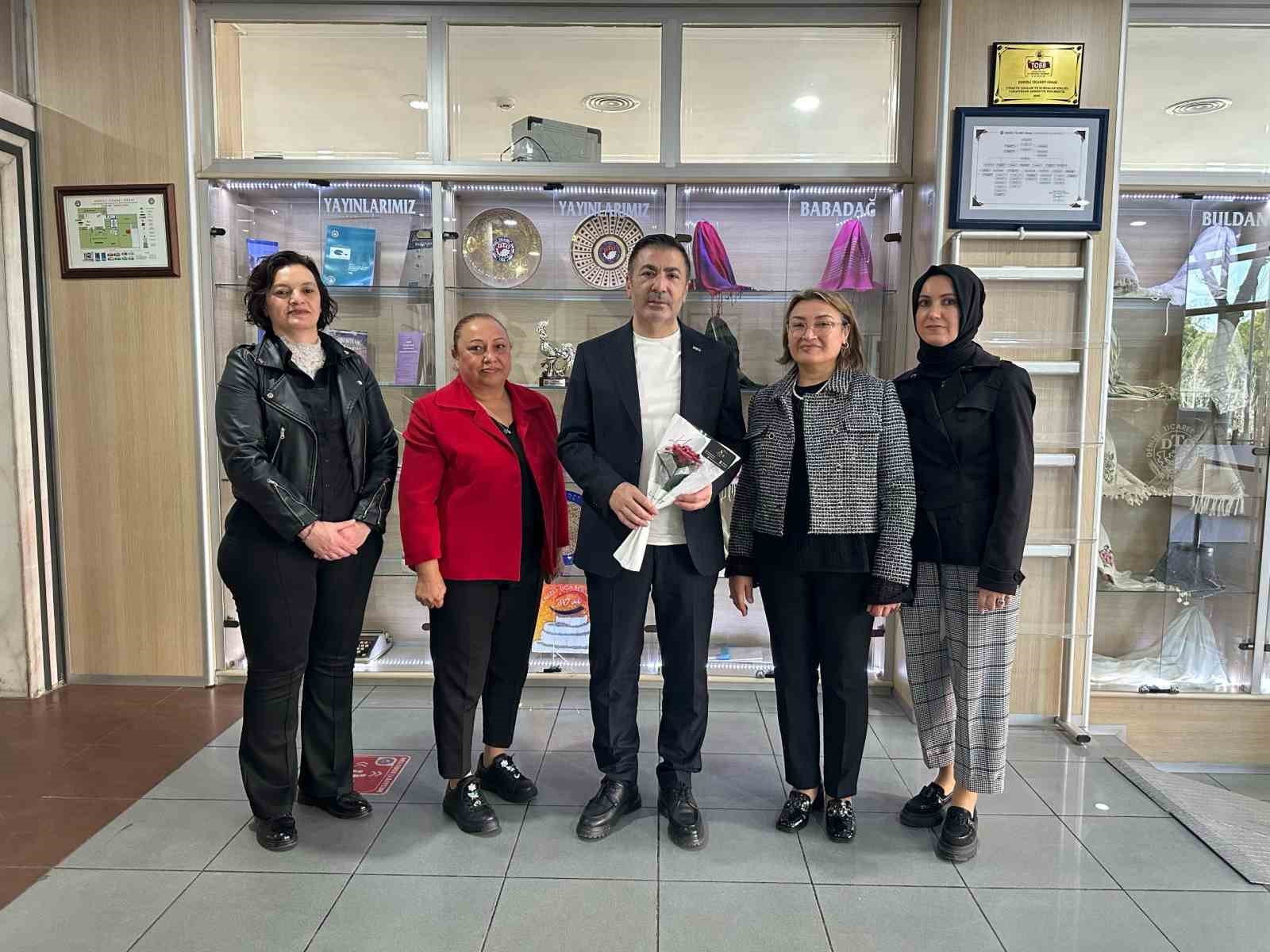 Kadın girişimciler, kadınları kendi ürettikleri çiçeklerle sevindirdi