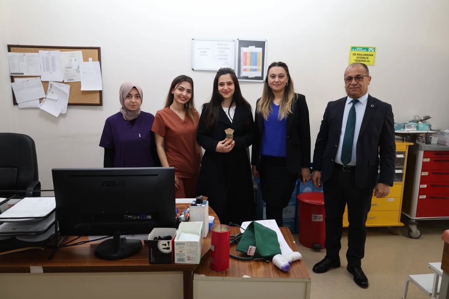 Saimbeyli ve Feke&rsquo;de &rsquo;Kadınlar G&uuml;n&uuml;&rsquo; &ccedil;i&ccedil;eklerle kutlandı
