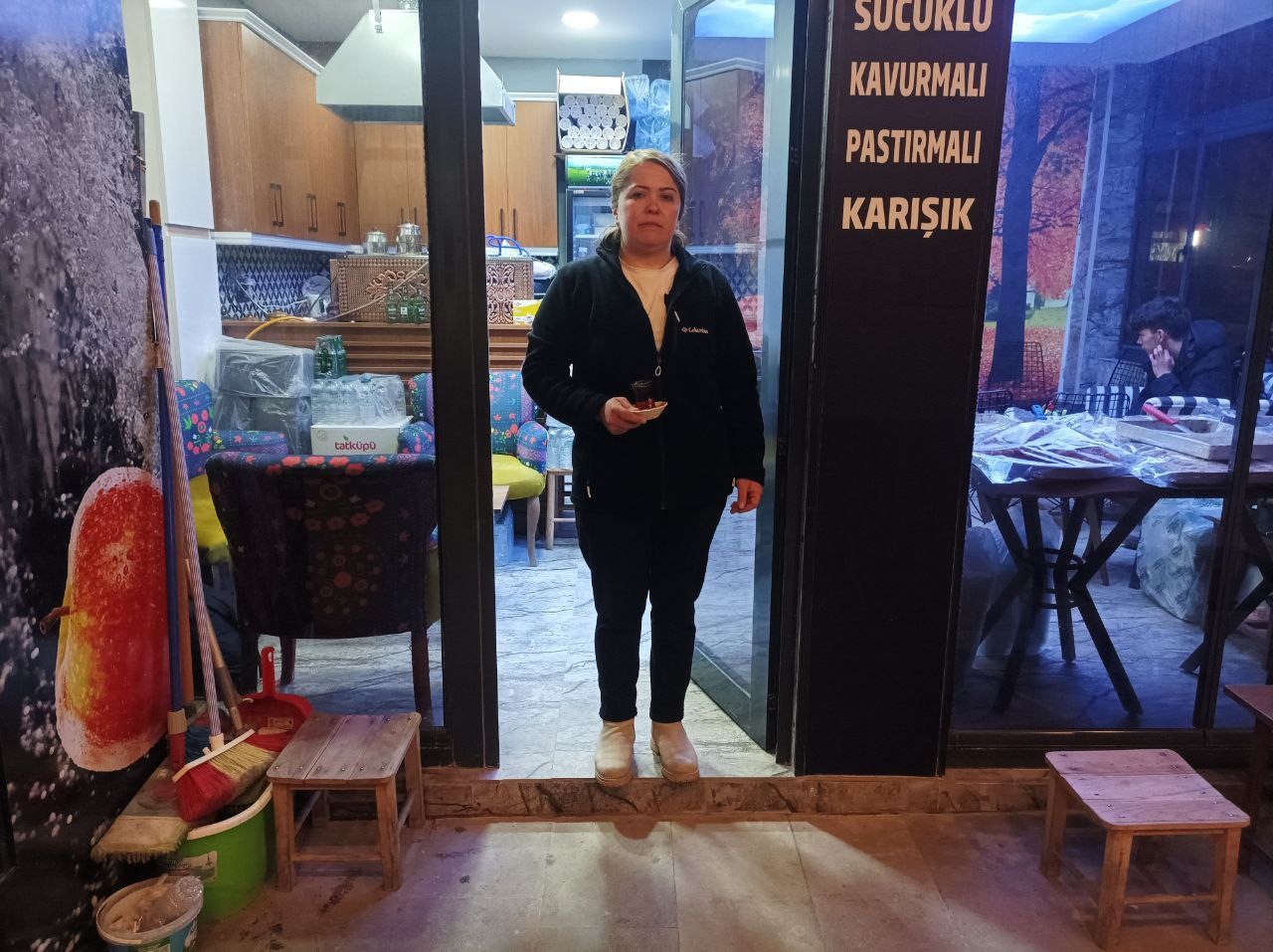 Çocuklarını okutmak için çaycılık yapıyor