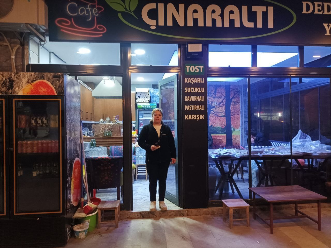 Çocuklarını okutmak için çaycılık yapıyor