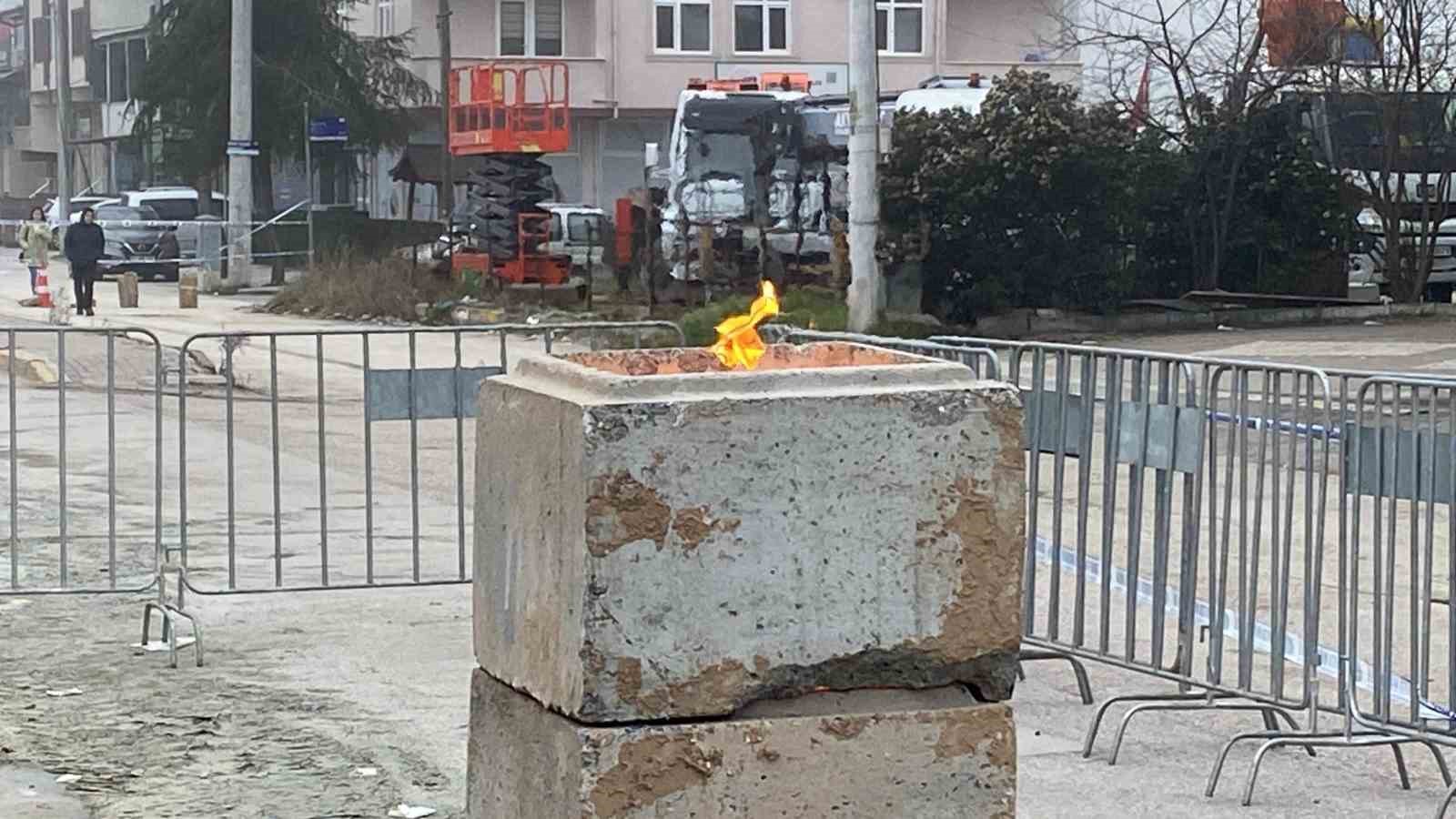 Yer altından çıkan gaz 6 gündür yanıyor
