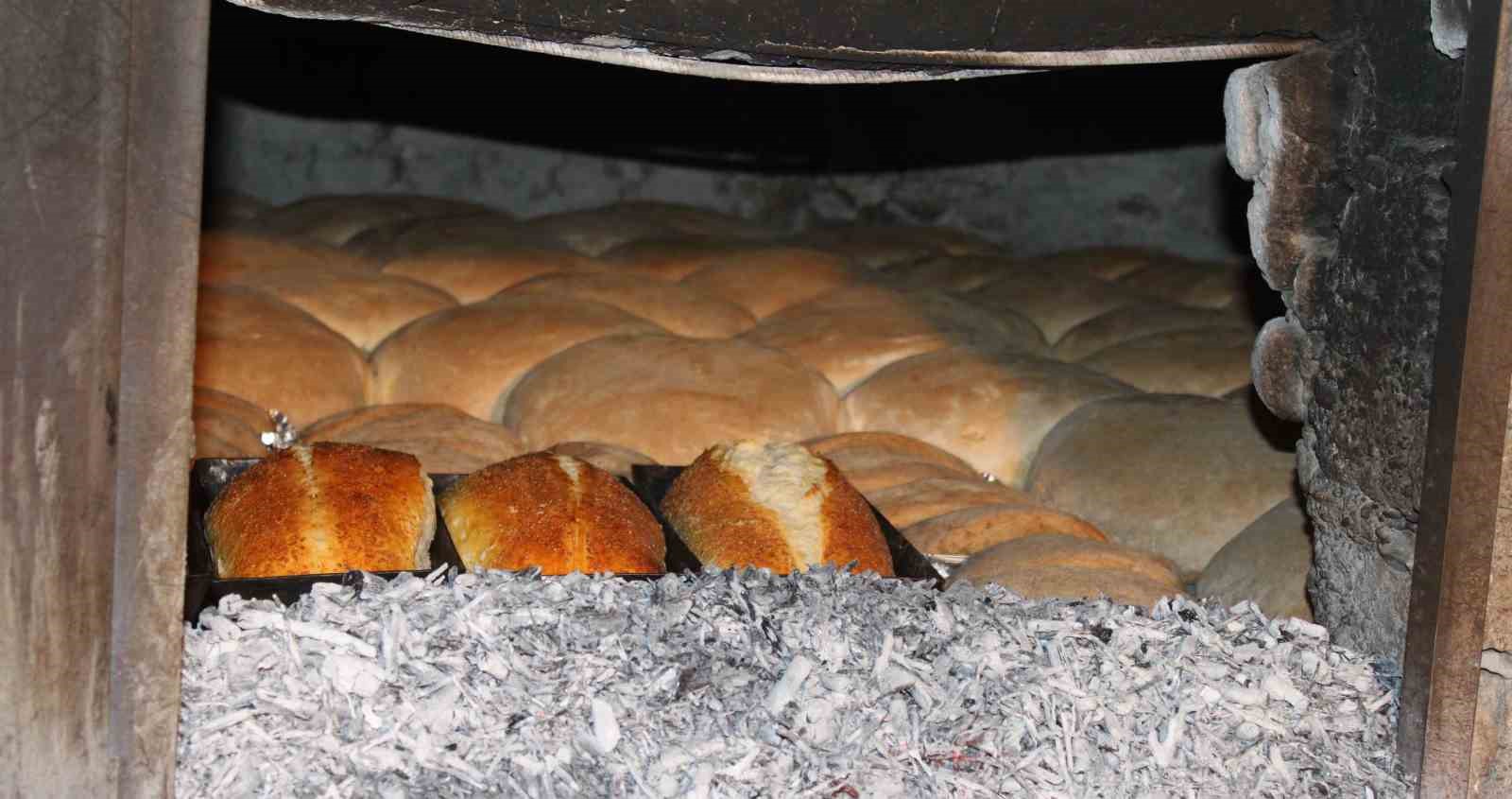 Odun ateşinde kadın eli
